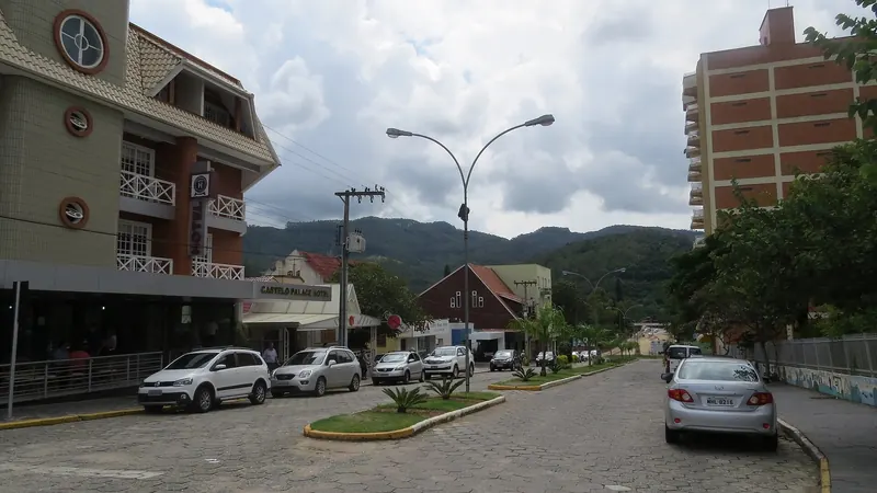 Rua central de Gravatal, com hotéis e a serra ao fundo