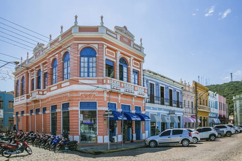 Sobrado colorido do centro histórico de Laguna, com a fileira de casarios ao lado
