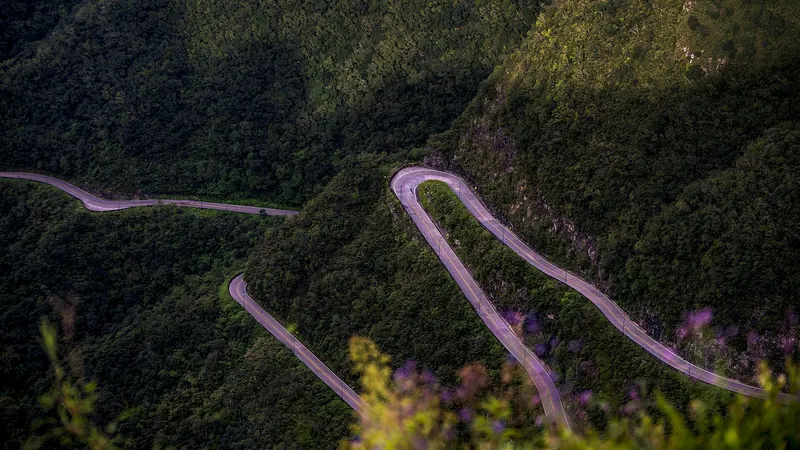 As curvas da estrada da Serra do Rio do Rastro descendo entre a mata